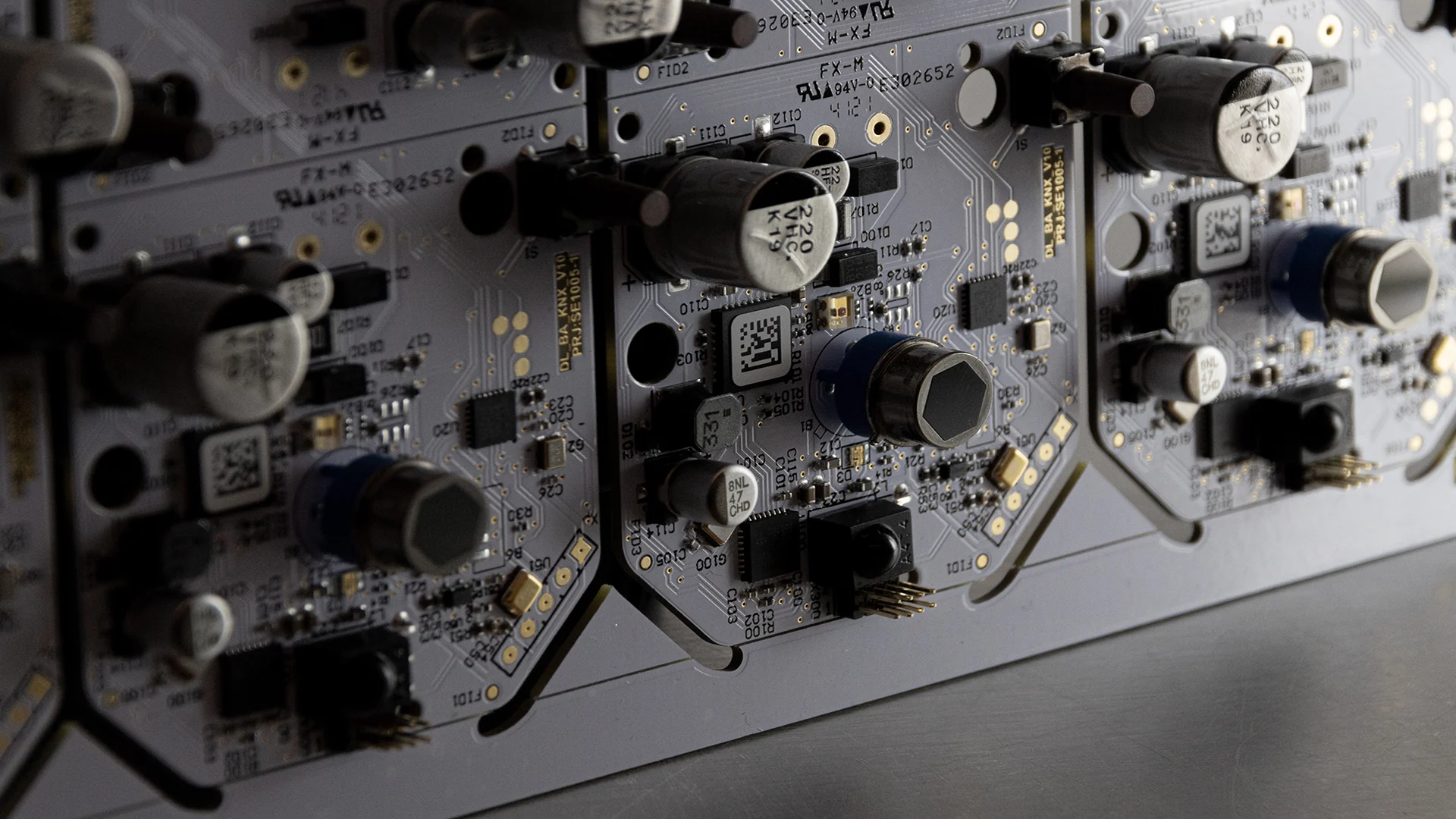 Weiße Leiterplatten mit Elektrolytkondensatoren