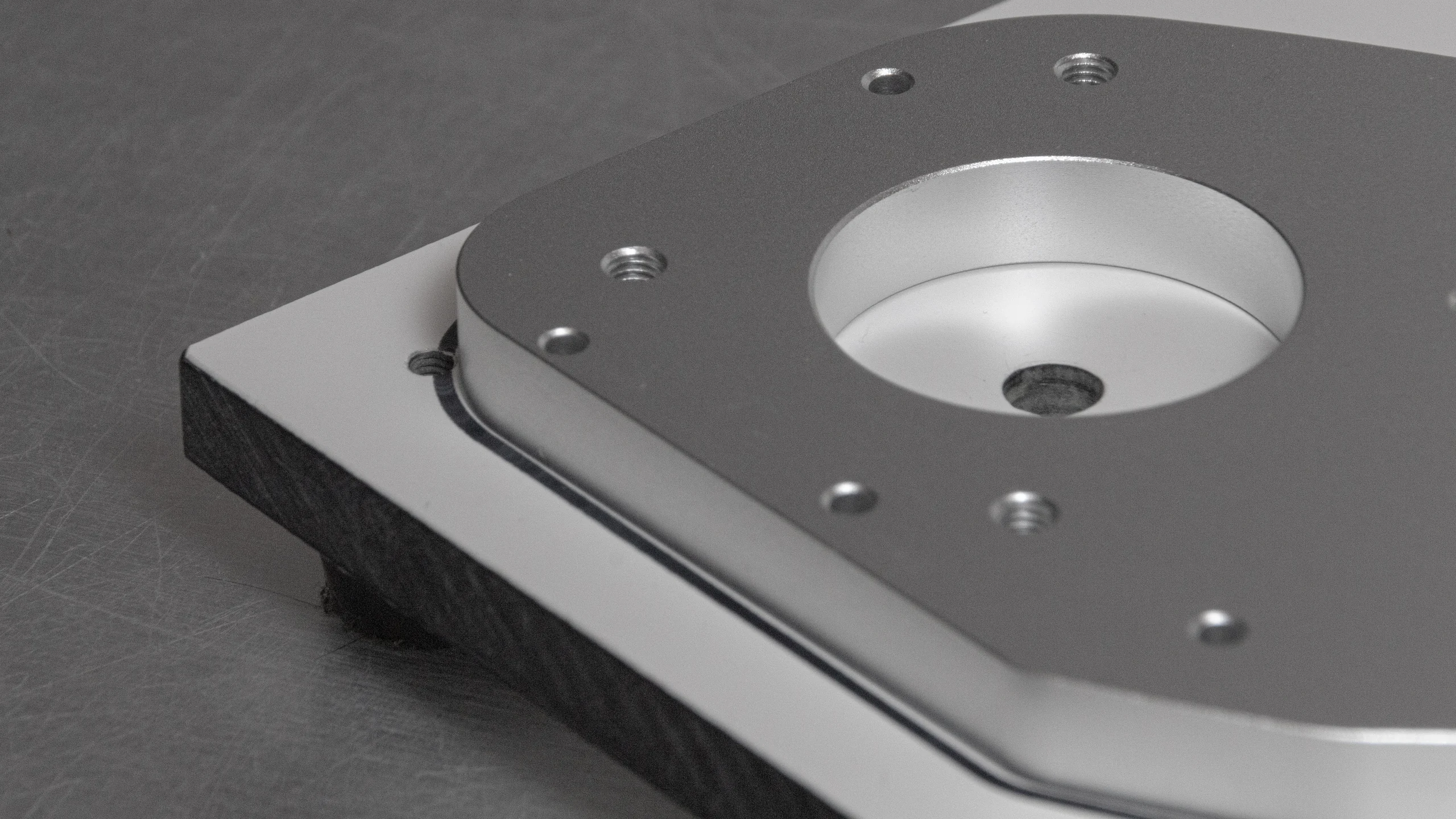 Aluminium-Adapterplatte mit Bohrungen und runder Aussparung