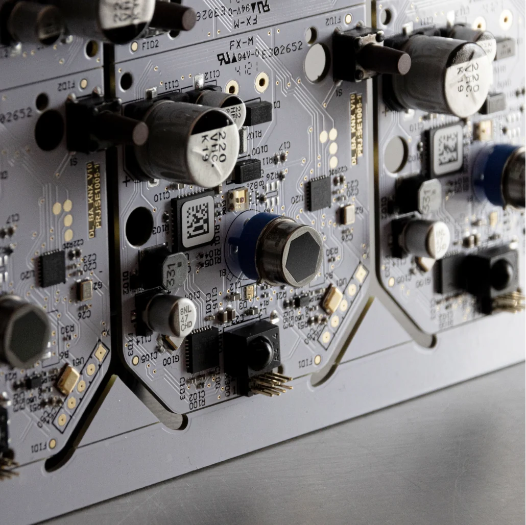 Elektronik: Nahaufnahme bestückter Leiterplatten mit Kondensatoren