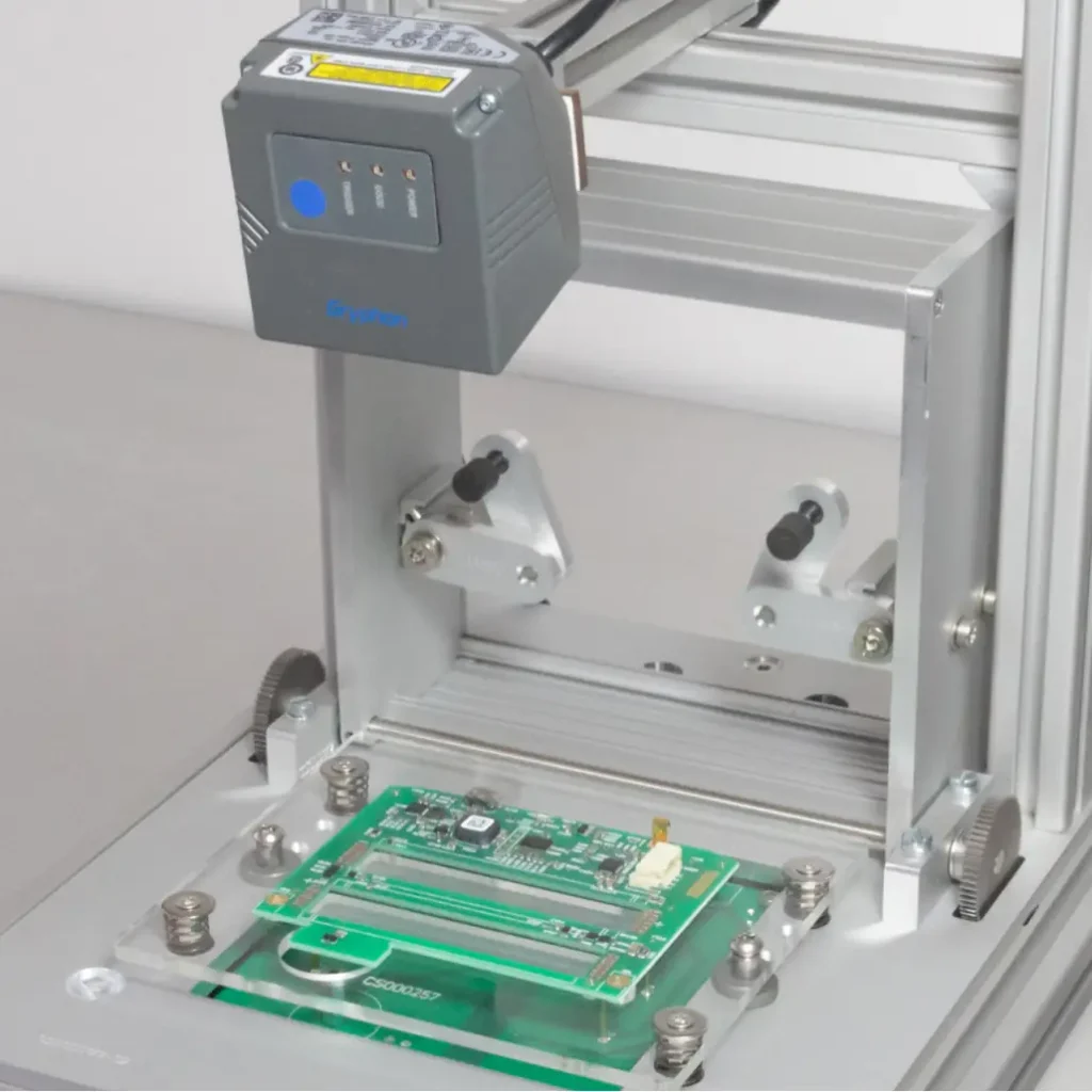 Testgerät mit Scanner und Leiterplatte in einem Aluminiumrahmen