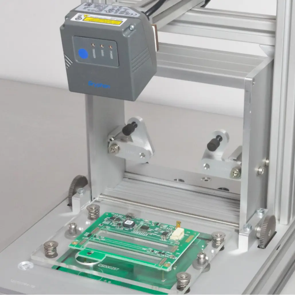 Testgerät mit Scanner und Leiterplatte in einem Aluminiumrahmen